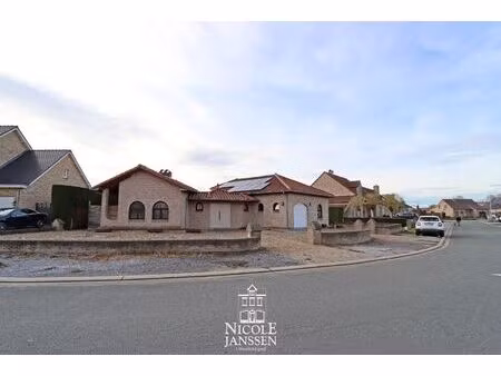 ruime vrijstaande gezinswoning met 3 slaapkamers  tuintje en garage