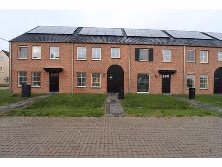 nieuwbouwwoning met 3 slaapkamers  zolder  tuin en 2 autostaanplaatsen.