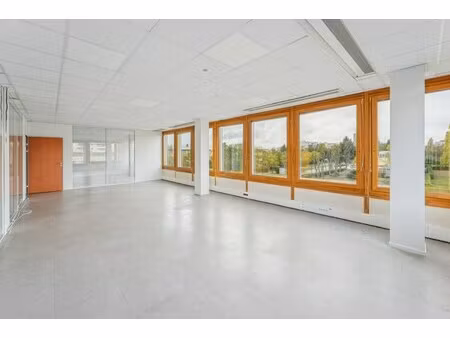 location local professionnel 776m²