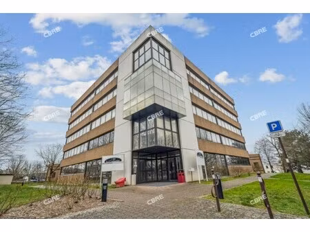 location local professionnel 5 127m²