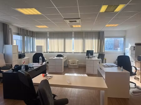 location local professionnel 196m²