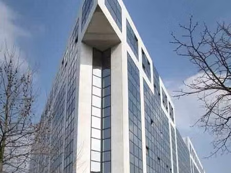 location local professionnel 677m²