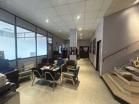 location local professionnel 1 030m²