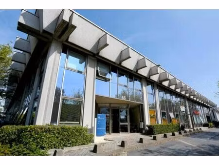 location local professionnel 929m²