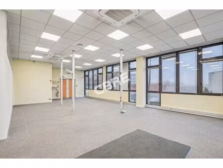 location local professionnel 151m²