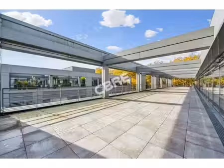 location local professionnel 2 200m²
