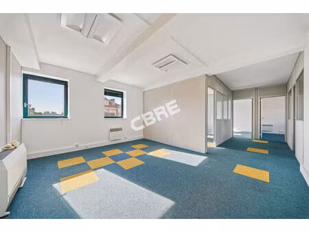 location local professionnel 261m²