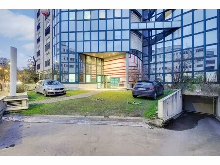 location local professionnel 331m²