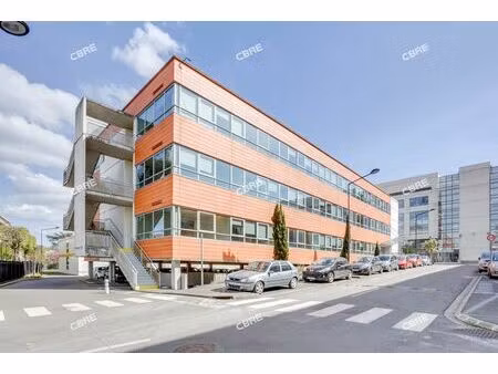 location local professionnel 4 682m²