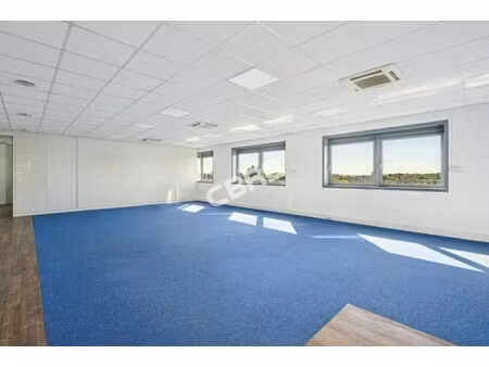 location local professionnel 1 941m²