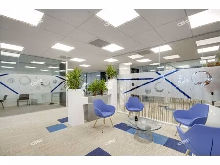 location local professionnel 1 930m²