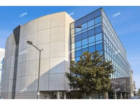 location local professionnel 924m²