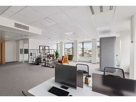 location local professionnel 1 881m²