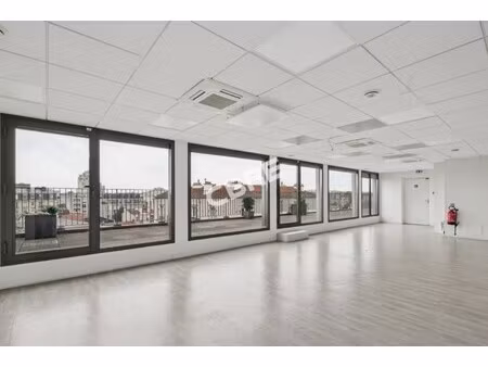 location local professionnel 586m²