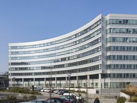 location local professionnel 1 908m²