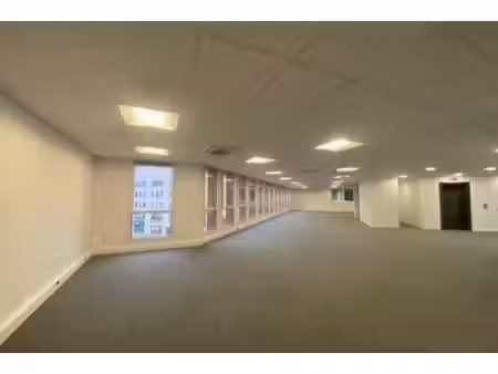 location local professionnel 3 450m²