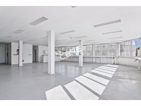 location local professionnel 328m²