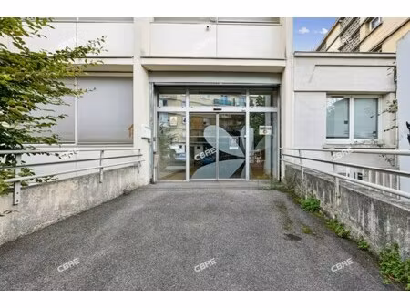 location local professionnel 1 600m²