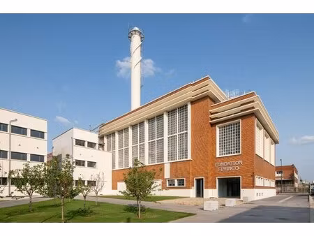 location local professionnel 2 328m²