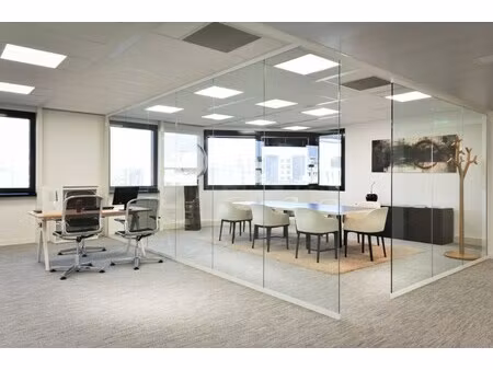 location local professionnel 825m²