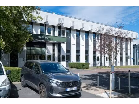 location local professionnel 2 658m²