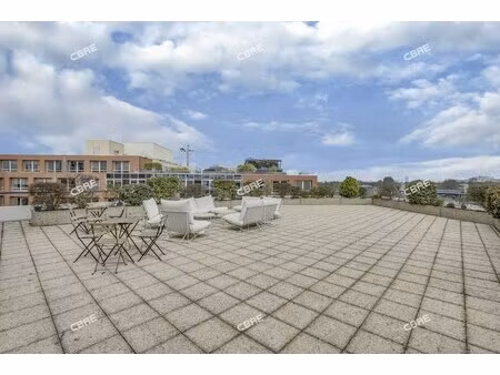 location local professionnel 1 099m²