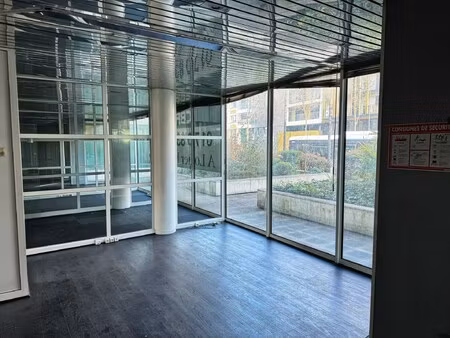 location local professionnel 220m²