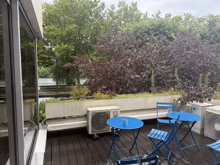 location local professionnel 825m²