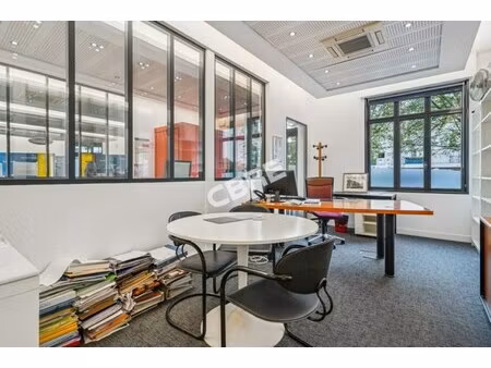 location local professionnel 145m²