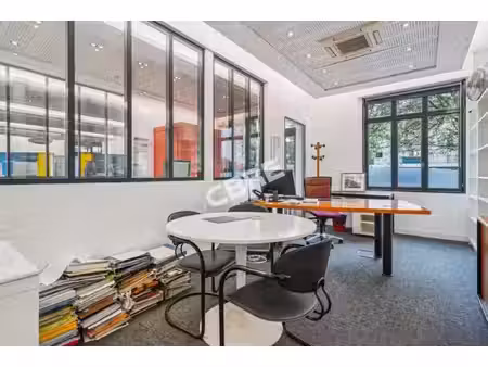 location local professionnel 146m²