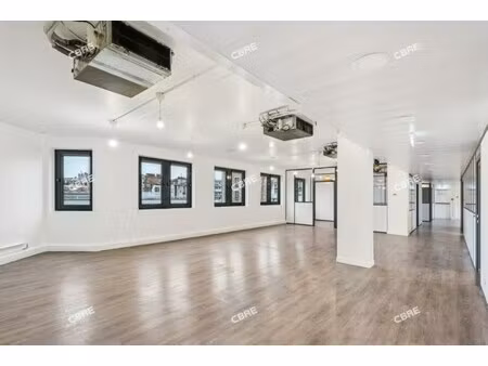 location local professionnel 568m²