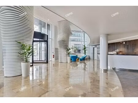 location local professionnel 3 090m²