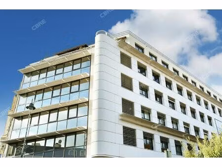 location local professionnel 1 051m²