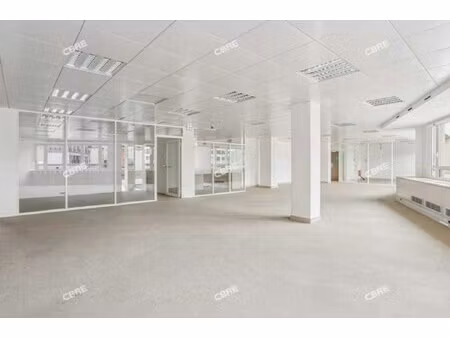 location local professionnel 1 760m²