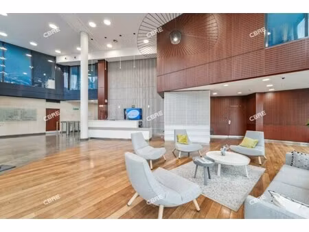 location local professionnel 907m²