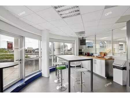 location local professionnel 205m²