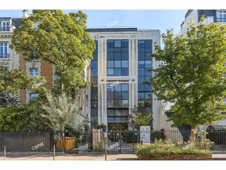 location local professionnel 3 859m²