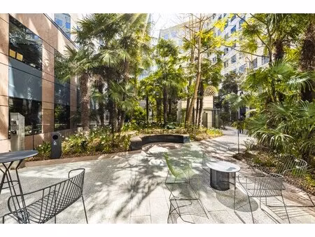 location local professionnel 788m²