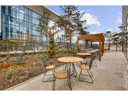 location local professionnel 2 084m²