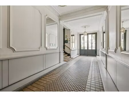 location local professionnel 194m²