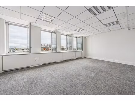 location local professionnel 269m²