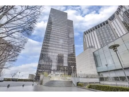 location local professionnel 2 748m²