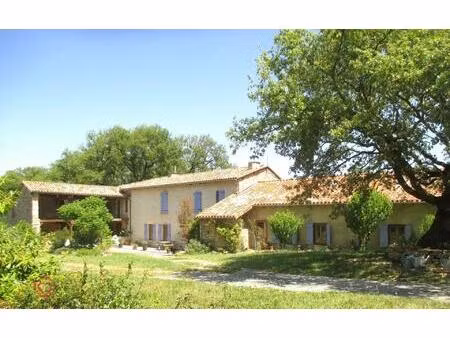 propriété de 2 logements avec dépendance et piscine