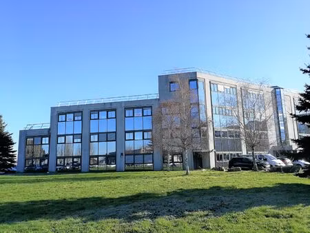 location local professionnel 222m²