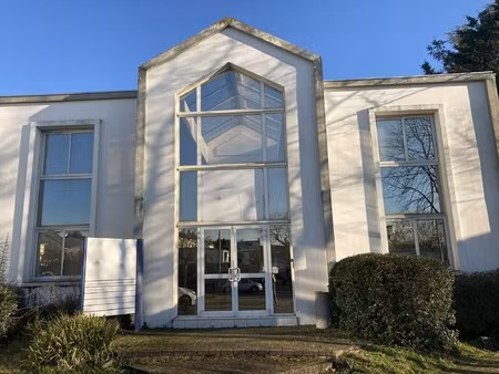 location local professionnel 850m²