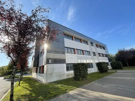 location local professionnel 878m²