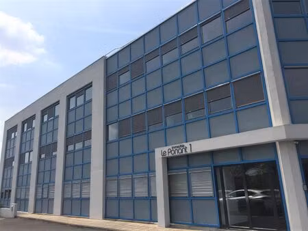 location local professionnel 943m²
