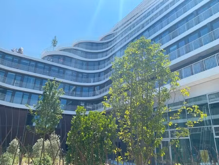 location local professionnel 2 752m²