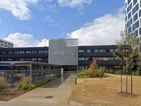 location local professionnel 890m²