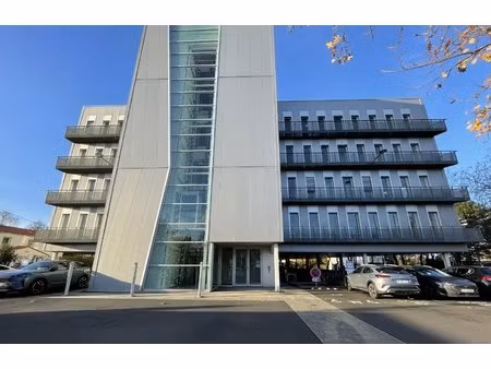 location local professionnel 559m²